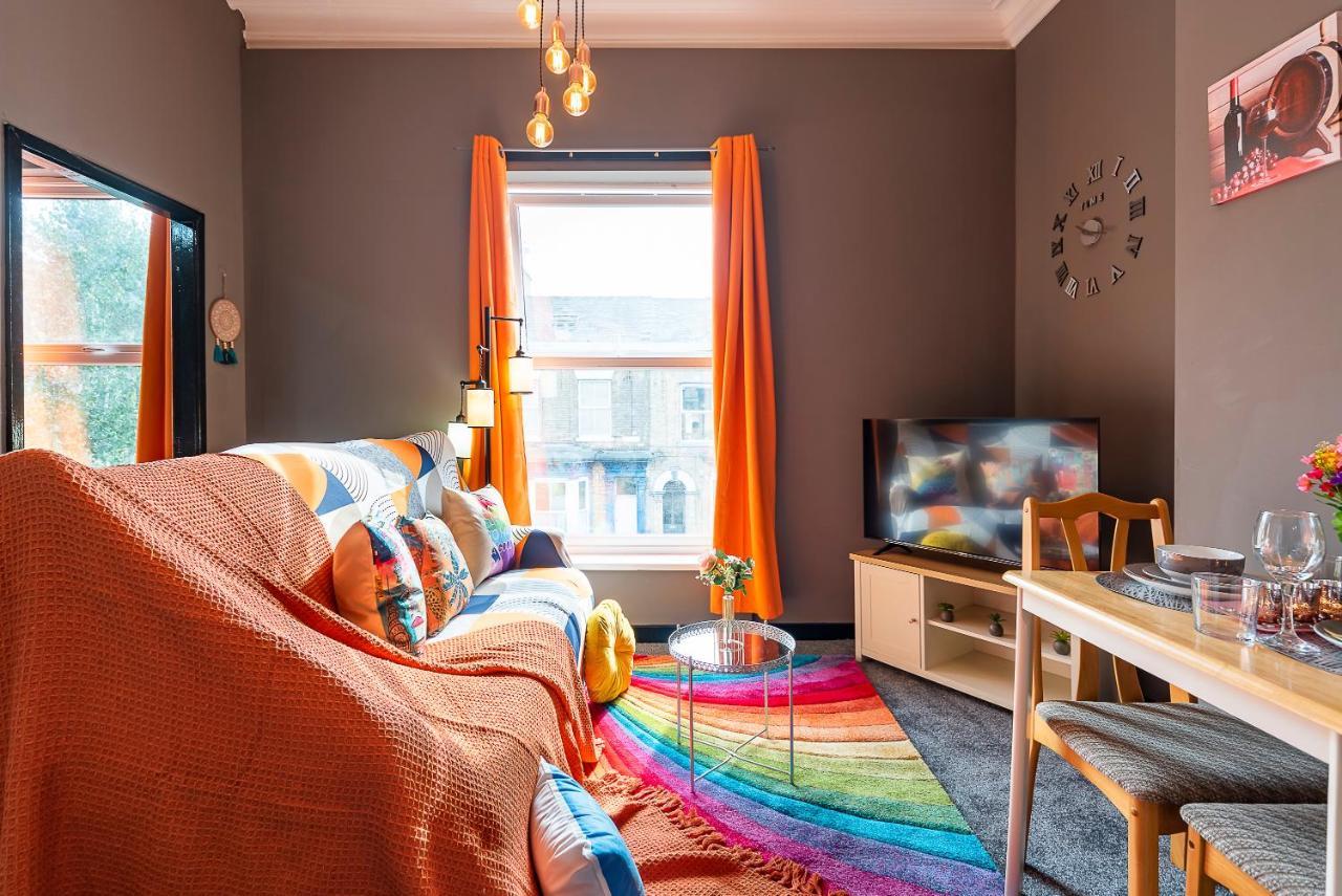 Art-Filled Bohemian 1 Bedroom Apt 2 Beds Colourful Praise Inn Apartment Kingston upon Hull Exteriör bild